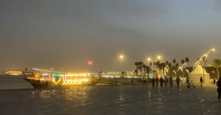 আল কার্নিশ সাগরপার থেকে রাতের দৃশ্য